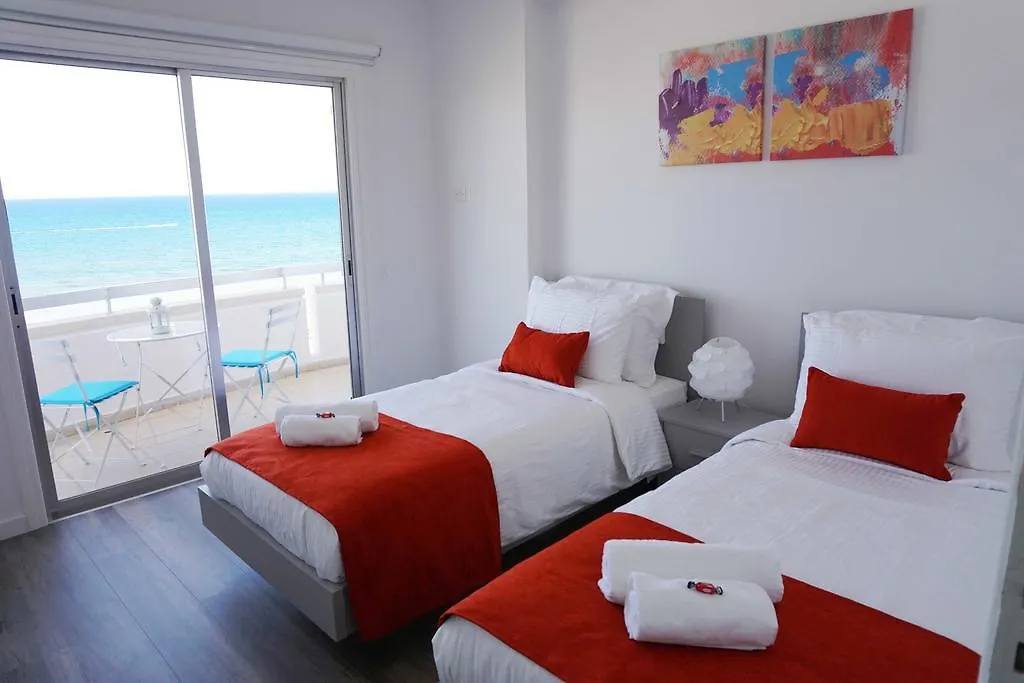 לרנקה Lazuli Sea View Beachfront Ap 43