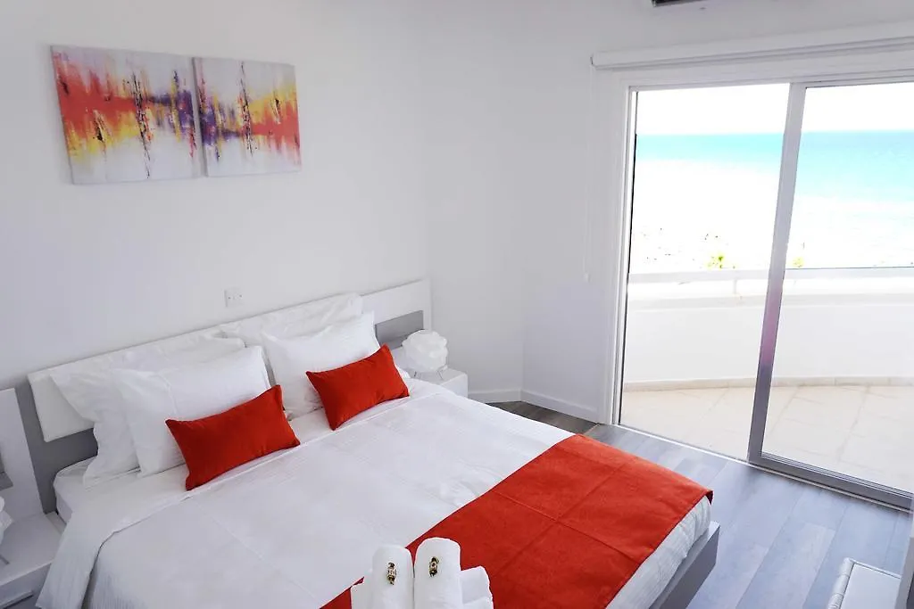 דירה לרנקה Lazuli Sea View Beachfront Ap 43
