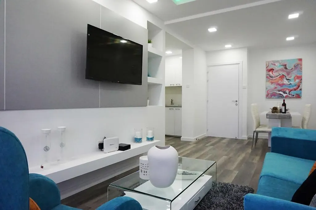 דירה לרנקה Lazuli Sea View Beachfront Ap 43